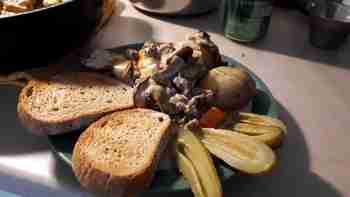 Hyvää stroganoffintaita luolastolle (on siellä kaljaakin)