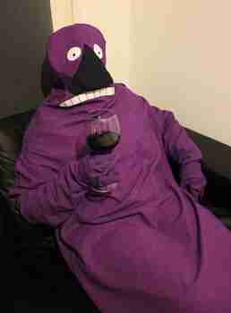 Mörkö nauttii lasillisen viiniä