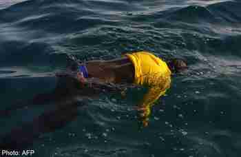 neekeri uimassa sossuun