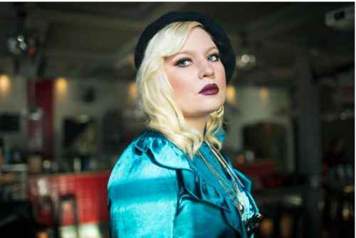 Öisin ukulelea soitteleva kaljasieppo