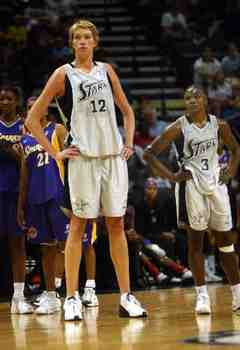 Koripalloilija Malgorzata Dydek (218 cm)