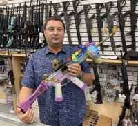 Ponihomolle ase jolla voi ampua itsensä