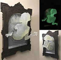 Pimeässä hohtava patsas