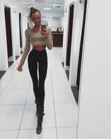 On siinä tytöllä jalat