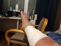 Luolaston käyttäjien jalat ja maalaus/piirustuskaapit (kuva 12)