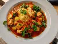 Tomaattinen lohipata ja hirssiä