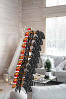 Luukku 9: Jouluiset muurahaiset päällekkäin jouluisessa mökissä.